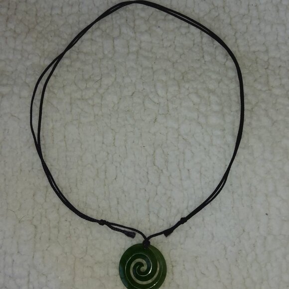 Greenstone Twist carving New Zealand Pounamu Jade necklace - Picture 3 of 4